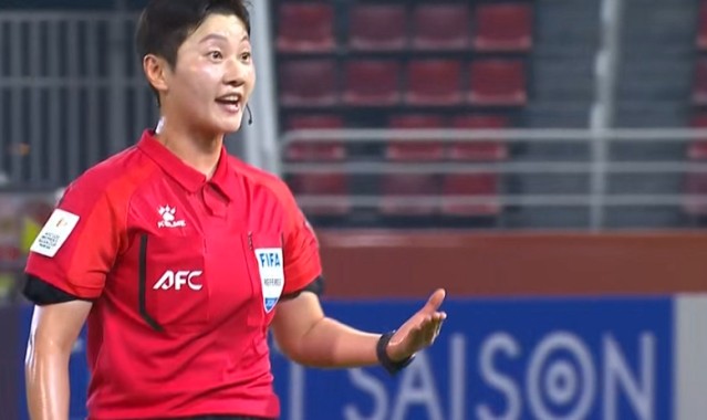 14分钟两次离谱错判！U20女足进球被吹，对手后卫手球被无视
